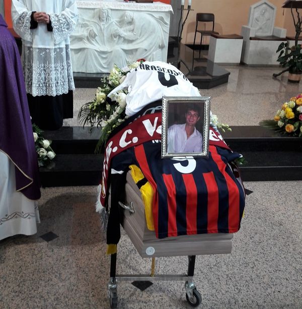 Le maglie e i vessilli delle squadre dilettantistiche per l'ultimo viaggio, addio a Marco Parascosso