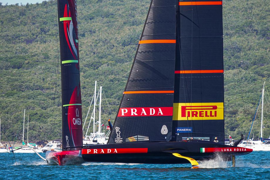 America's Cup: la bonaccia ferma Luna Rossa e Te Rehutai, nottata senza regate ad Auckland