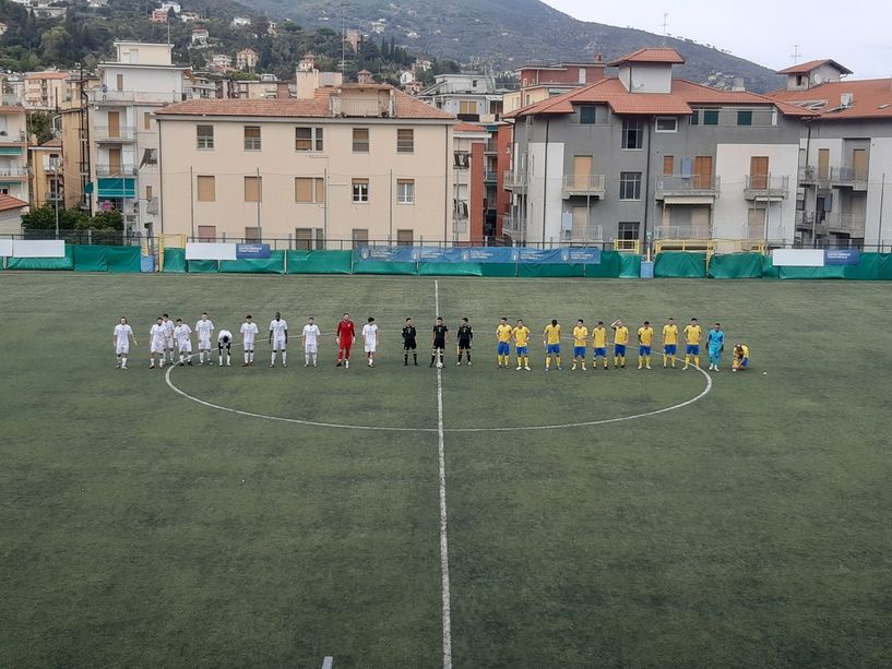 Calcio, Eccellenza: Cairese di misura sull'Alassio FC, al &quot;Ferrando&quot; i gialloblu vincono 2-1 e centrano il secondo successo di fila