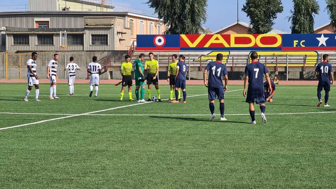 Calcio. Serie D, Capra e Lo Bosco riacciuffano il Derthona: per il Vado l'esordio in campionato finisce con un 2-2 in rimonta