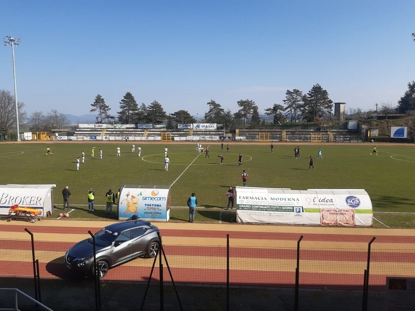 Calcio. Serie D: il Vado non demerita, ma i tre punti vanno al Derthona. Ai rossoblu non basta il gol di Strumbo, decisiva la doppietta di Emiliano