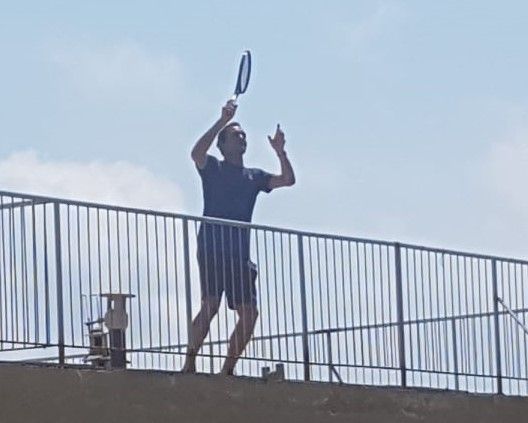 Il tennista Roger Federer gioca sui tetti di Finale Ligure con Vittoria Olivieri e Carola Pessina (FOTO)