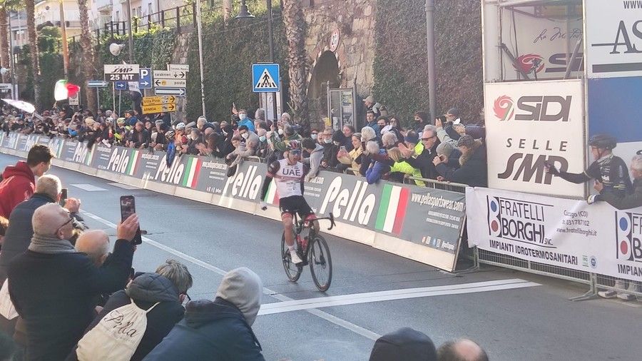 VIDEO. Fucilata dello sloveno Polanc al Laigueglia. Superba tripletta UAE con Ayuso e Covi sul podio