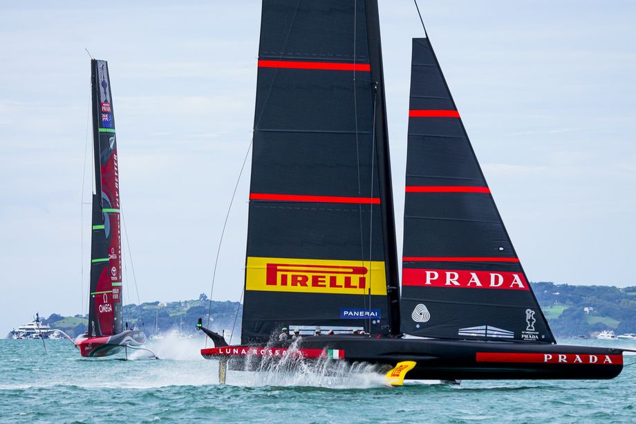 Americas Cup: è sempre testa a testa tra Luna Rossa e New Zealand, gli italiani allungano ma i kiwi riacciuffano subito il pareggio Americas Cup: è sempre testa a testa tra Luna Rossa e New Zealand, gli italiani allungano ma i kiwi riacciuffano subito il pareggio