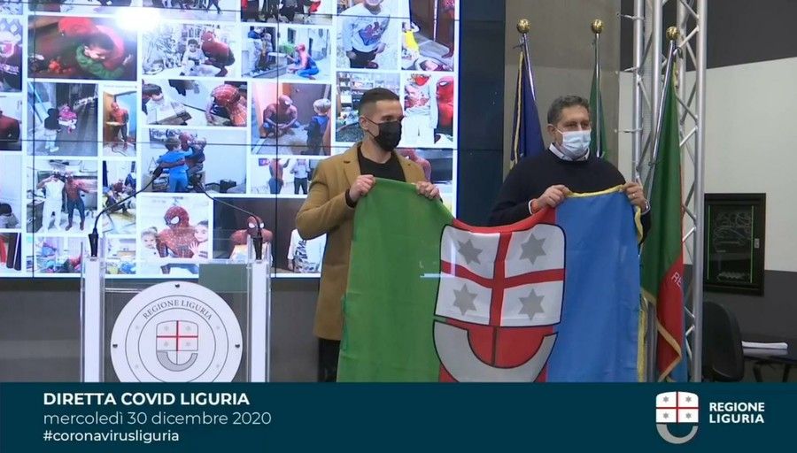 A Mattia Villardita la bandiera della Regione Liguria, pochi minuti fa la consegna da parte del presidente Toti