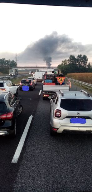 Bisarca in fiamme sulla Torino-Savona, traffico in tilt all'altezza di Carmagnola Bisarca in fiamme sulla Torino-Savona, traffico in tilt all'altezza di Carmagnola