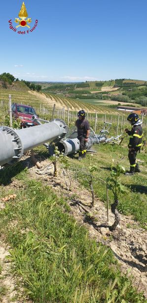 San Damiano: crollato un ripetitore telefonico in frazione Gorzano San Damiano: crollato un ripetitore telefonico in frazione Gorzano