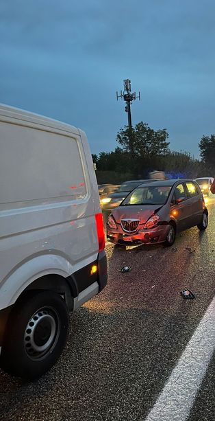 Tamponamento in tangenziale, traffico bloccato in direzione Piacenza. Una persona in ospedale a Rivoli Tamponamento in tangenziale, traffico bloccato in direzione Piacenza. Una persona in ospedale a Rivoli