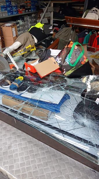 La Banda del tombino in azione in via Borgaro, svaligiato un negozio sportivo nel cuore della notte La Banda del tombino in azione in via Borgaro, svaligiato un negozio sportivo nel cuore della notte