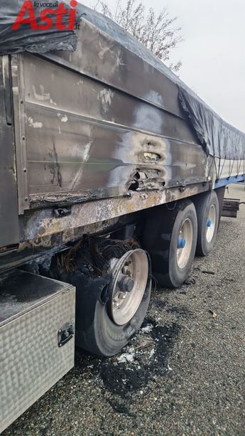 Rimorchio in fiamme sull'Asti-Cuneo, autista mette in salvo il trattore stradale Rimorchio in fiamme sull'Asti-Cuneo, autista mette in salvo il trattore stradale