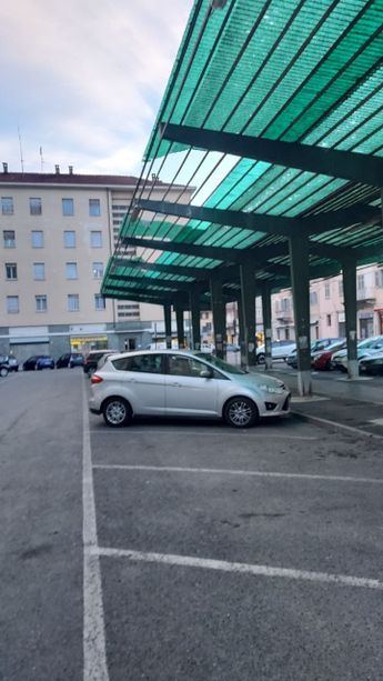 Vento forte: danni in piazza Roma a Pinerolo, stop al mercato del produttori Vento forte: danni in piazza Roma a Pinerolo, stop al mercato del produttori
