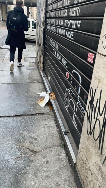 Clochard, escrementi e pipì nel centro di Torino. Negozianti e residenti: &quot;Basta degrado&quot;