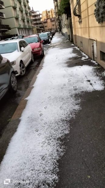 Forte temporale nella notte a Torino: disagi e allagamenti in tutta la provincia. Strade imbiancate nella prima cintura