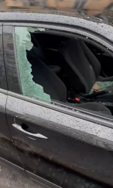 Finestrini e parabrezza sfondato, auto vandalizzata ad Aurora. I residenti: "Ragazzo di strada aggressivo" Finestrini e parabrezza sfondato, auto vandalizzata ad Aurora. I residenti: "Ragazzo di strada aggressivo"