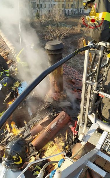 Tetto di una casa a due piani in fiamme stamattina a Sangano