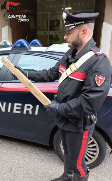"Ti ammazzo": terrore a Pavone Canavese, uomo si aggira con un'asse di legno e chiodi sporgenti "Ti ammazzo": terrore a Pavone Canavese, uomo si aggira con un'asse di legno e chiodi sporgenti