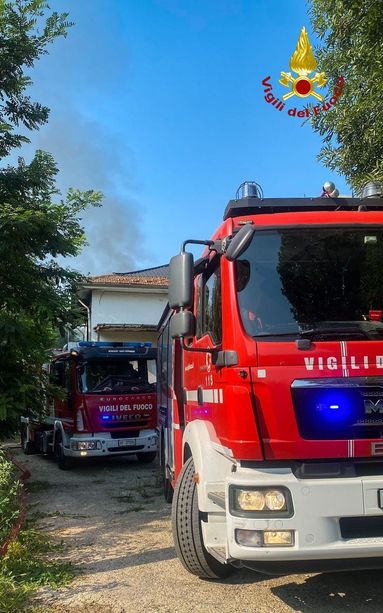Fiamme in una ditta di trasporti: vigili del fuoco al lavoro a Volvera Fiamme in una ditta di trasporti: vigili del fuoco al lavoro a Volvera