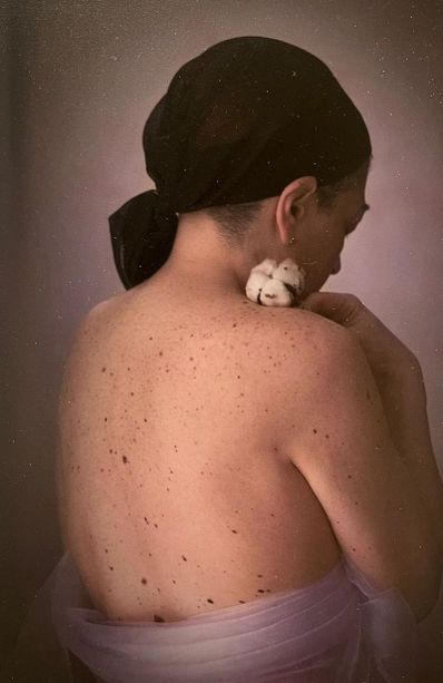 Tra fiori e autoscatti, la violenza sulle donne si racconta con ‘Viola’ Tra fiori e autoscatti, la violenza sulle donne si racconta con ‘Viola’