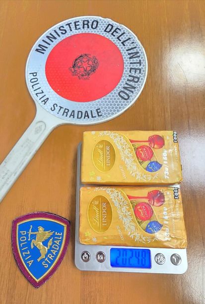 Maxi operazione antidroga a Bra: cinque arresti e sequestri per oltre cinque chili di droga Maxi operazione antidroga a Bra: cinque arresti e sequestri per oltre cinque chili di droga