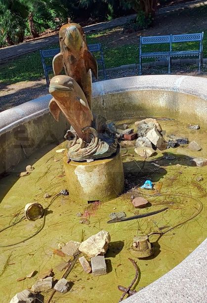 Sanremo: pietre e massi lanciati nella fontana ai giardini di Villa del Sole, i controlli dove sono? (Foto) Sanremo: pietre e massi lanciati nella fontana ai giardini di Villa del Sole, i controlli dove sono? (Foto)