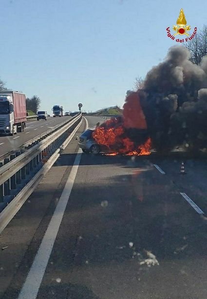 Incendia automobile sulla A21, nessuna persona coinvolta, ma pesanti disagi per il traffico