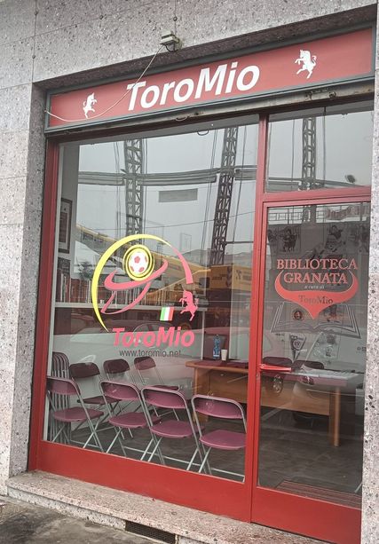 Davanti al Fila apre una nuova vetrina "granata": con ToroMio i tifosi hanno anche la loro "biblioteca" del cuore Davanti al Fila apre una nuova vetrina "granata": con ToroMio i tifosi hanno anche la loro "biblioteca" del cuore