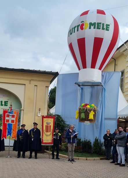 Le mele sono ‘decollate’ poco fa da Cavour per volare in alto