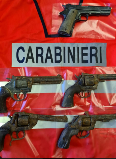 Quattro revolver e una pistola semiautomatica gettate nel canale Cavour
