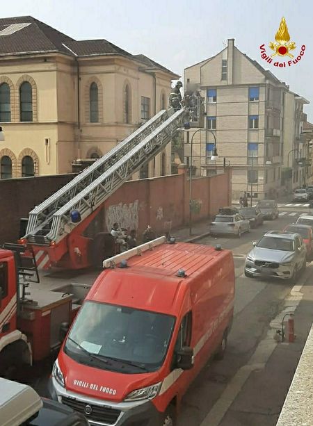 Incendio in via Bricca, quindici abitanti evacuati: non ci sono feriti