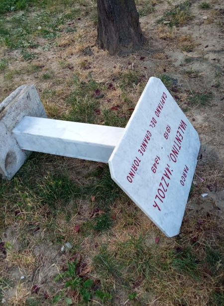 Brutto autogol dei vandali: distrutta la targa di Valentino Mazzola ai giardini di piazza Galimberti