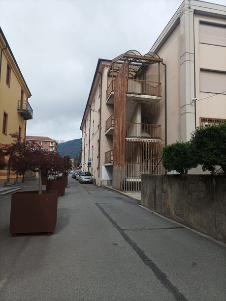 Minorenni si inerpicano sulla scala antincendio della scuola abbandonata: il Comune interverrà Minorenni si inerpicano sulla scala antincendio della scuola abbandonata: il Comune interverrà