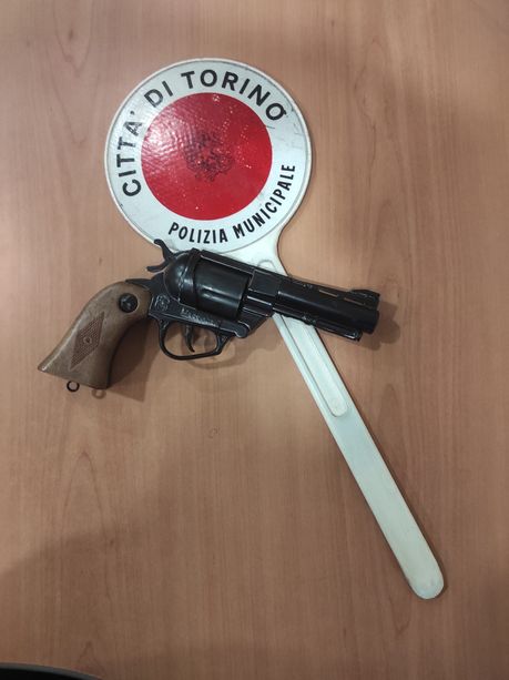 Maltratta la compagna: i carabinieri gli sequestrano anche una pistola rubata [VIDEO]