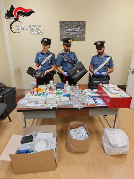 Si fingeva infermiera e curava una donna ultra novantenne: in casa sua c'era una famacia abusiva Si fingeva infermiera e curava una donna ultra novantenne: in casa sua c'era una famacia abusiva