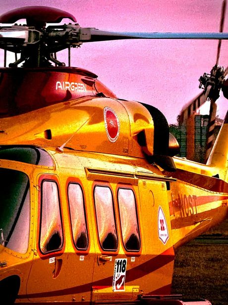 Inferno sulla statale 10 verso Torino: gravissimo incidente, due morti e due feriti gravi