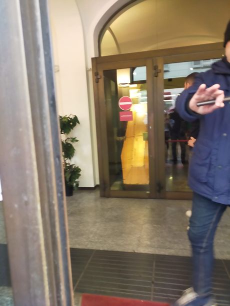 Cerca di entrare in banca con una bara, bloccato dagli addetti alla sicurezza Cerca di entrare in banca con una bara, bloccato dagli addetti alla sicurezza