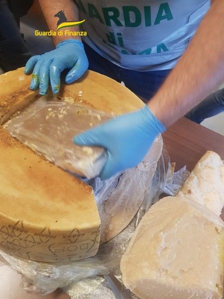 Da Torino ad Asti al resto d'Italia, la cocaina viaggiava dentro le forme di parmigiano: arrestate 10 persone