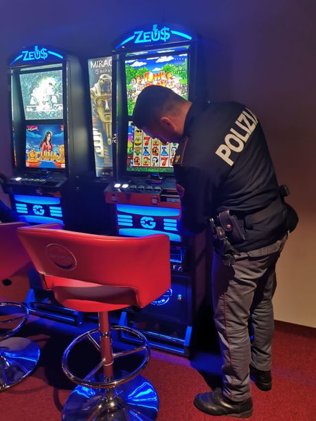 Asti: la Polizia indaga due giocatori albanesi di slot machine per truffa Asti: la Polizia indaga due giocatori albanesi di slot machine per truffa