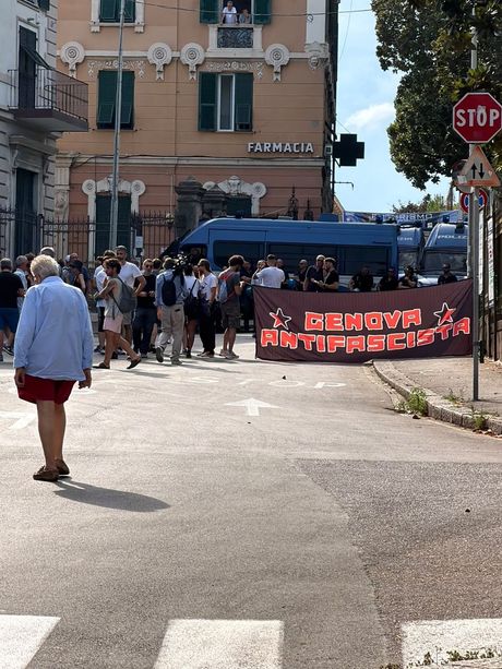 Presidio di Genova Antifascista ad Albaro in attesa dell'arrivo Vannacci