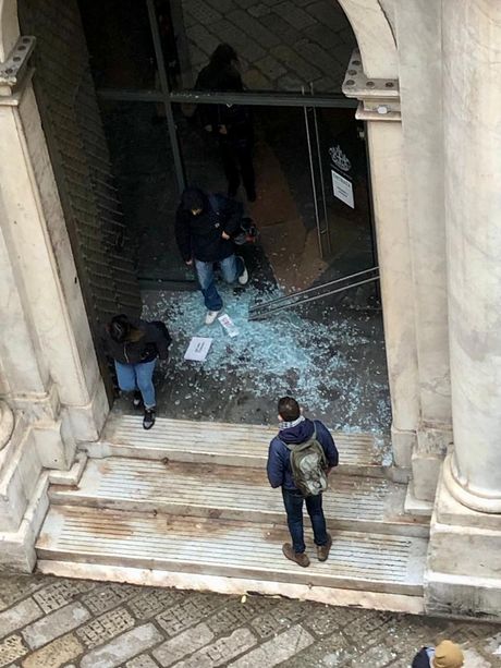 Maltempo, in frantumi la porta a vetri di Palazzo Tursi. Agente ferito (foto) Maltempo, in frantumi la porta a vetri di Palazzo Tursi. Agente ferito (foto)