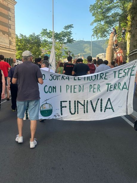 "No ai progetti calati dall'alto", 500 in corteo contro la funivia dei forti (Foto) "No ai progetti calati dall'alto", 500 in corteo contro la funivia dei forti (Foto)