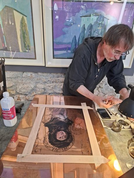 Ottanta sguardi per una sola icona: la “Mona” che rinasce ad Antibes