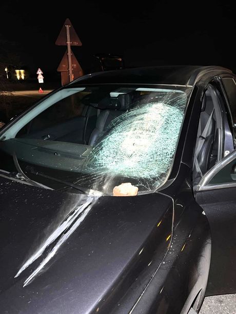 Sassi contro il parabrezza da un’auto in corsa: folle bravata di ignoti tra San Benigno e Busca