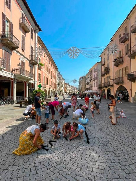 Cuneo si veste della bellezza dell’Infiorata: un tappeto di petali per accogliere la Madonna del Carmine (Foto Gallery)