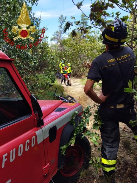 Una turista belga cade rovinosamente in un sentiero a Pocapaglia: interviene l'elisoccorso Una turista belga cade rovinosamente in un sentiero a Pocapaglia: interviene l'elisoccorso