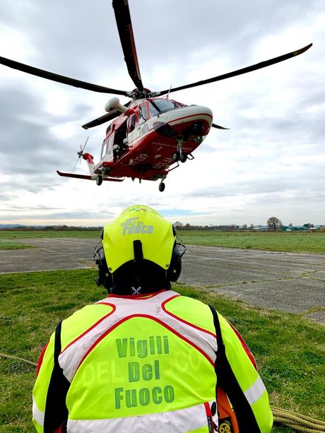 Smarrisce il sentiero e chiama i soccorsi: intervento dell'elicottero dei vigili del fuoco in Valle Gesso