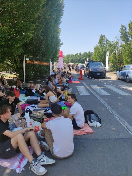 Alba, in attesa dalle 9 per stare in prima fila al concerto di Blanco Alba, in attesa dalle 9 per stare in prima fila al concerto di Blanco