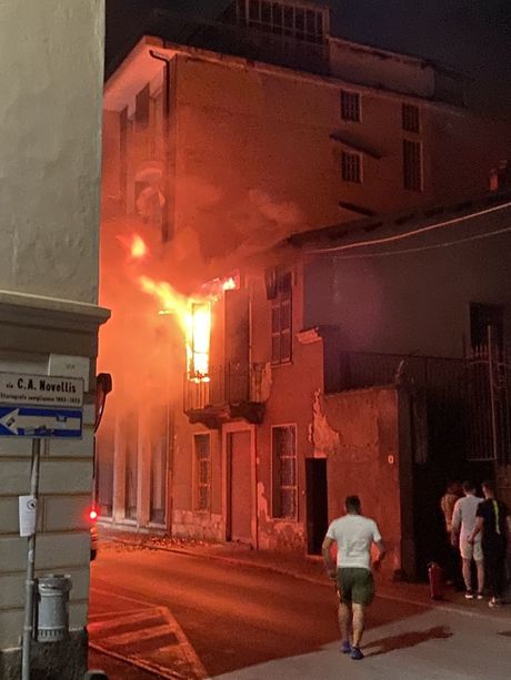 Violento incendio nella notte a Savigliano: tre persone ferite in un'abitazione andata distrutta