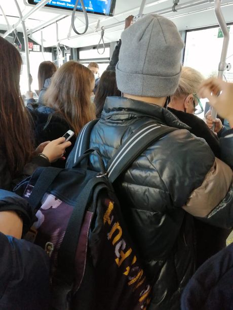 Bus, la linea 35 iper affollata in orario di punta: il pullman pieno di ragazzini