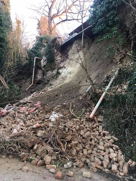 Crolla una parte di collina sulla Provinciale 100 che collega San Sebastiano Po a Lauriano Crolla una parte di collina sulla Provinciale 100 che collega San Sebastiano Po a Lauriano