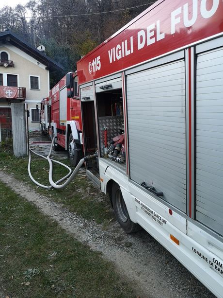 Vigili del fuoco e Aib al lavoro per spegnere l’incendio di Bibiana